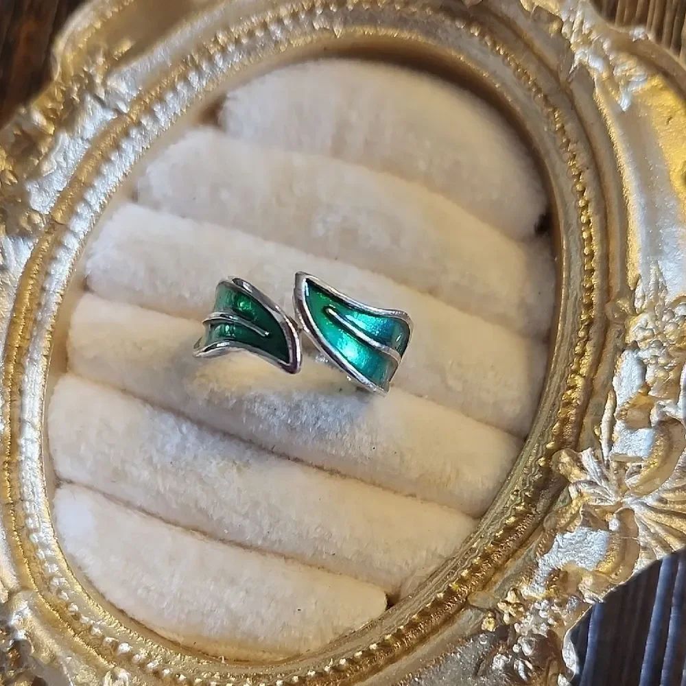 Elegant Silver and Green Women's Ring